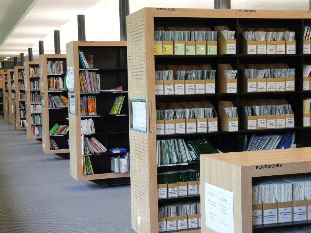 L’importance des étagères dans une bibliothèque.
