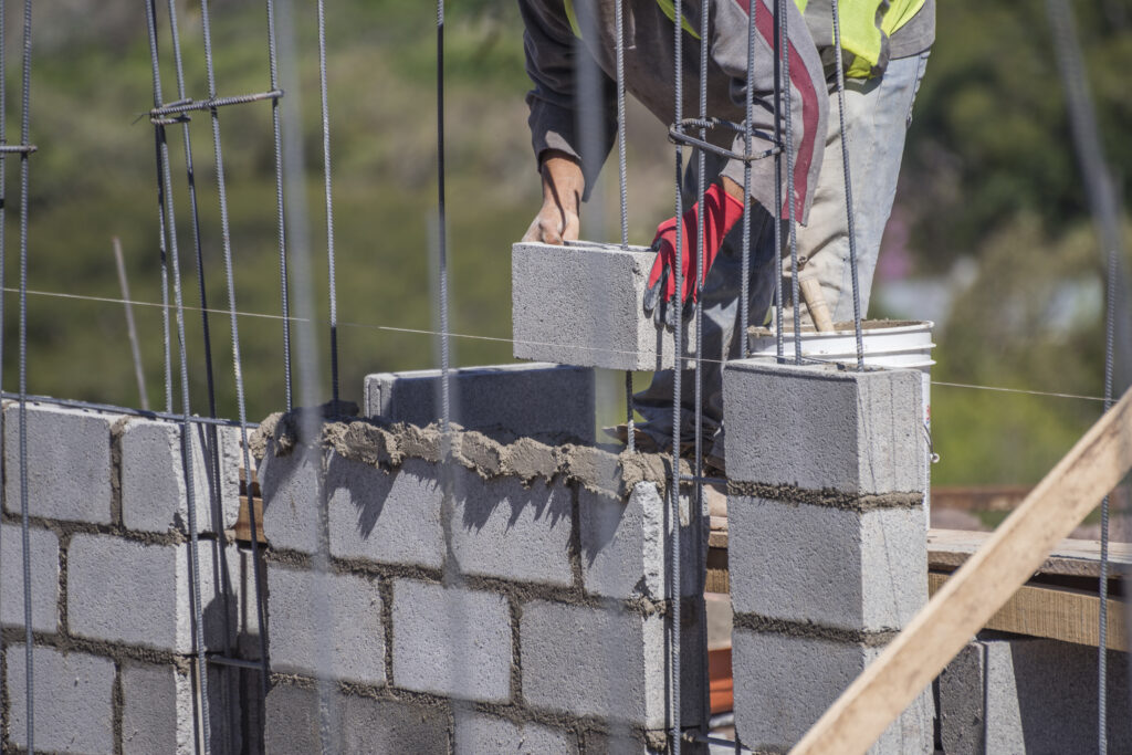 Indonésie : le cimentier suisse Holcim visé par une plainte inédite.