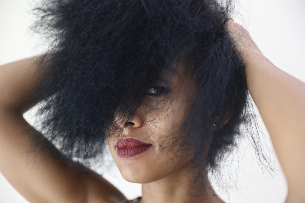 Cheveux abîmés : Les causes et les solutions