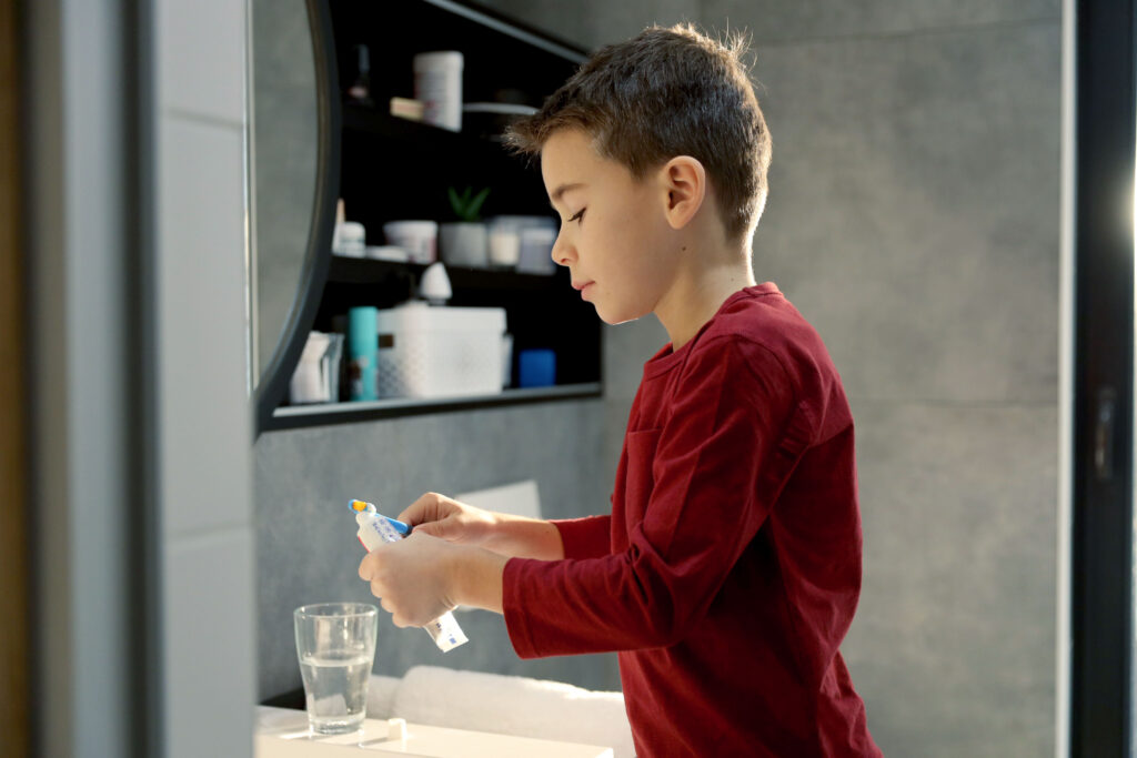 Tout le monde aimerait avoir des dents bien blanches, mais savez-vous comment faire ?