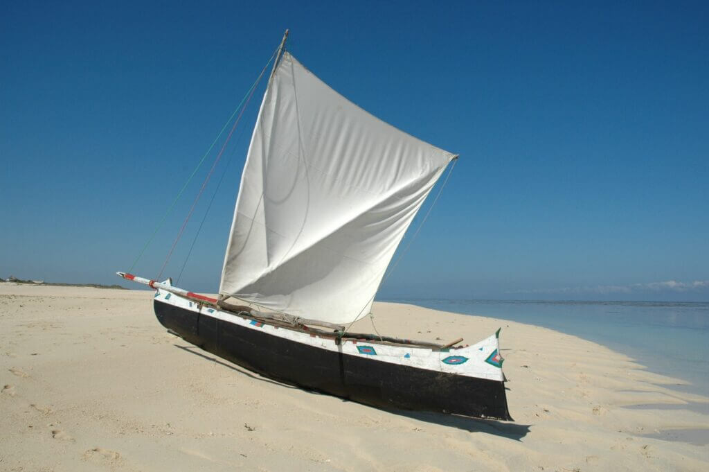 LE FARAFATSE ET LES PIROGUES TRADITIONNELLES VEZO