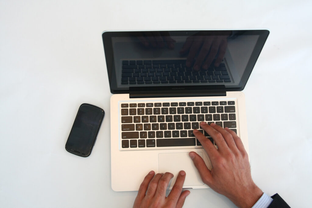 Comment reconnaitre les signaux pour identifier les arnaques par mail?