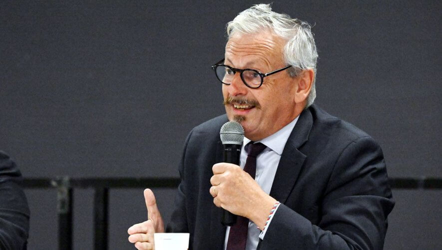 Qui est Jean-René Cazeneuve ?