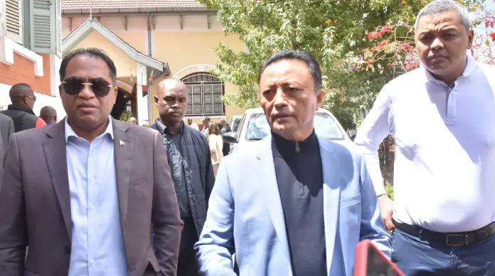 Tensions politiques à Mahamasina : le meeting des candidats en péril ?