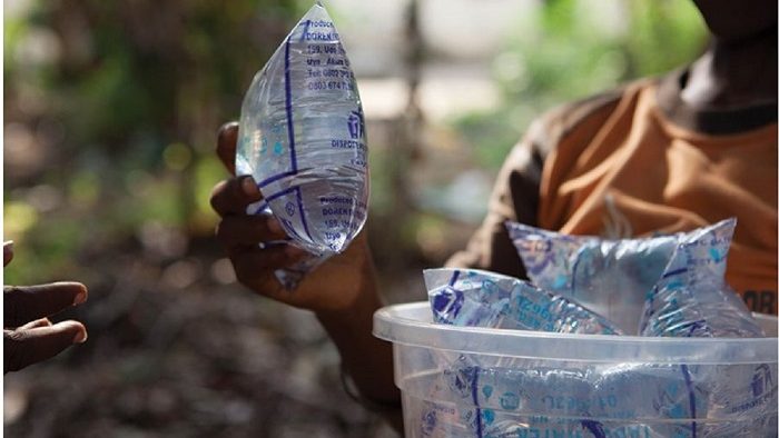 Sénégal : l’assaut des sachets d’eau en plastique