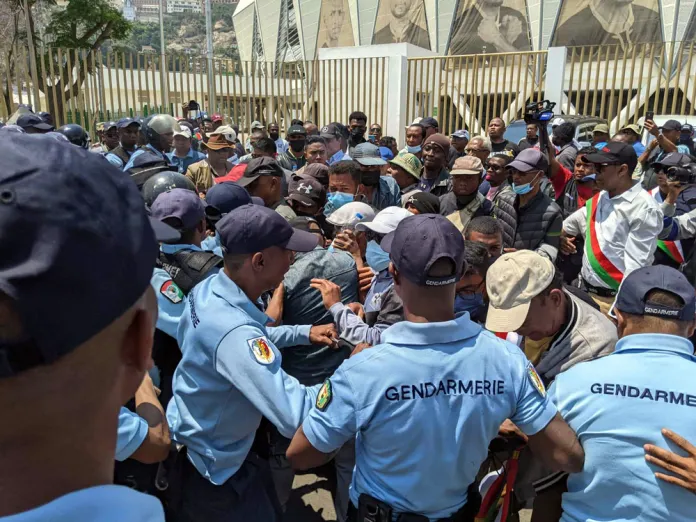 Tension et espoir sur la scène électorale : fin imminente des interdictions de rassemblements