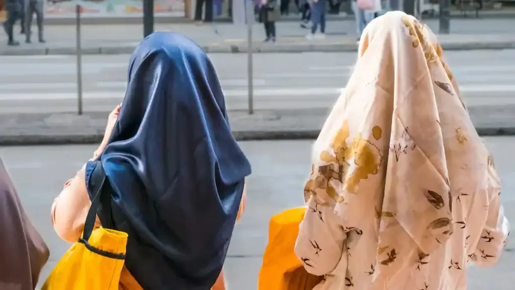 New York règle une affaire à 17,5 millions de dollars pour l’obligation de retirer le voile des femmes arrêtées par la police