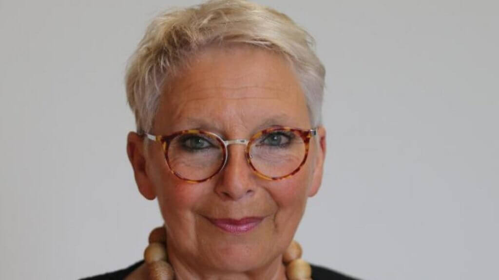 Qui est Évelyne Perrot ?