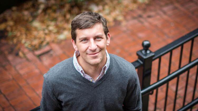 Qui est Andrew McCollum ?