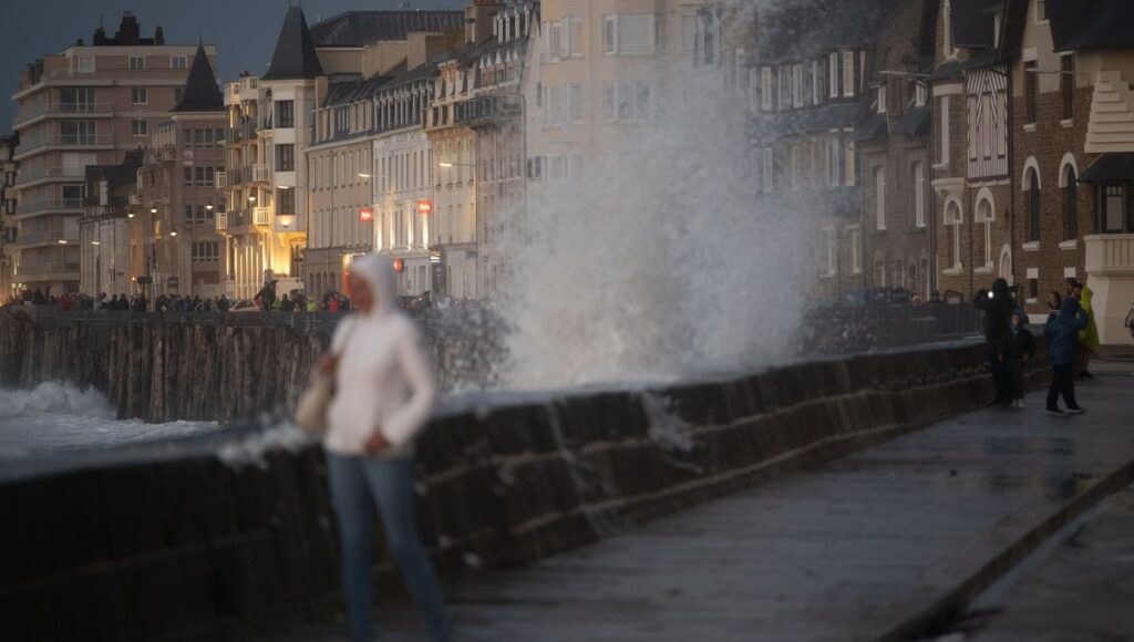 Tempête Ciaran en approche : vigilance maximale dans le nord-ouest de la France