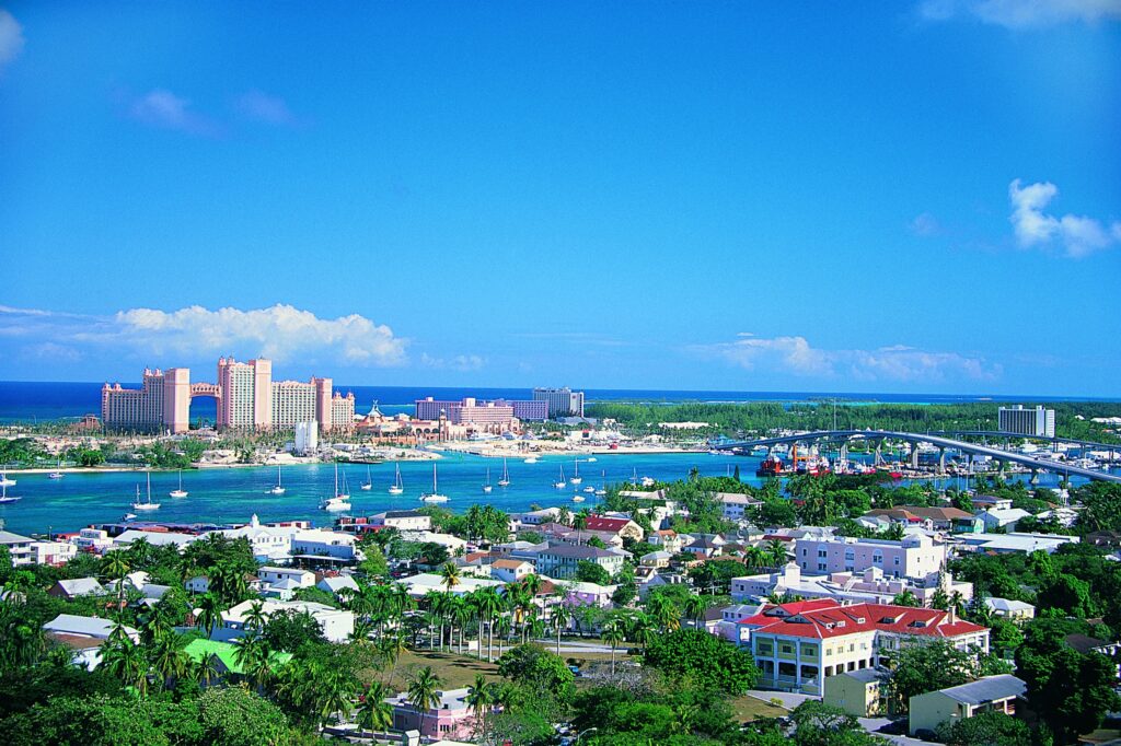 Vers la citoyenneté bahaméenne : naviguer les voies diverses de la naturalisation