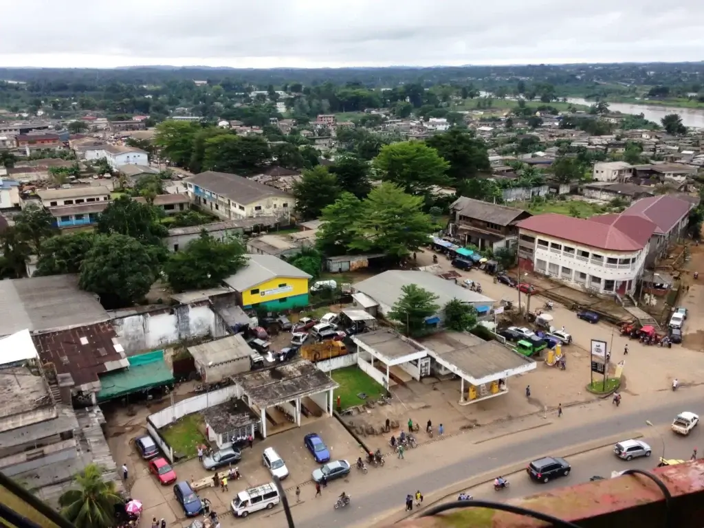 Edea, Cameroun : entre tradition et modernité au bord du fleuve Sanaga