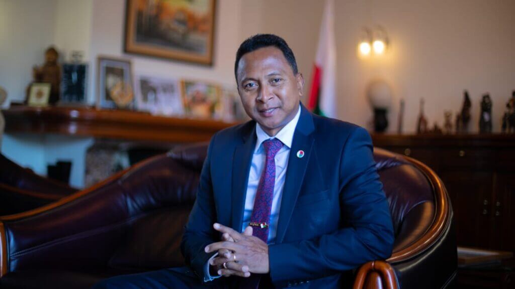 Qui est Augustin Andriamananoro ?