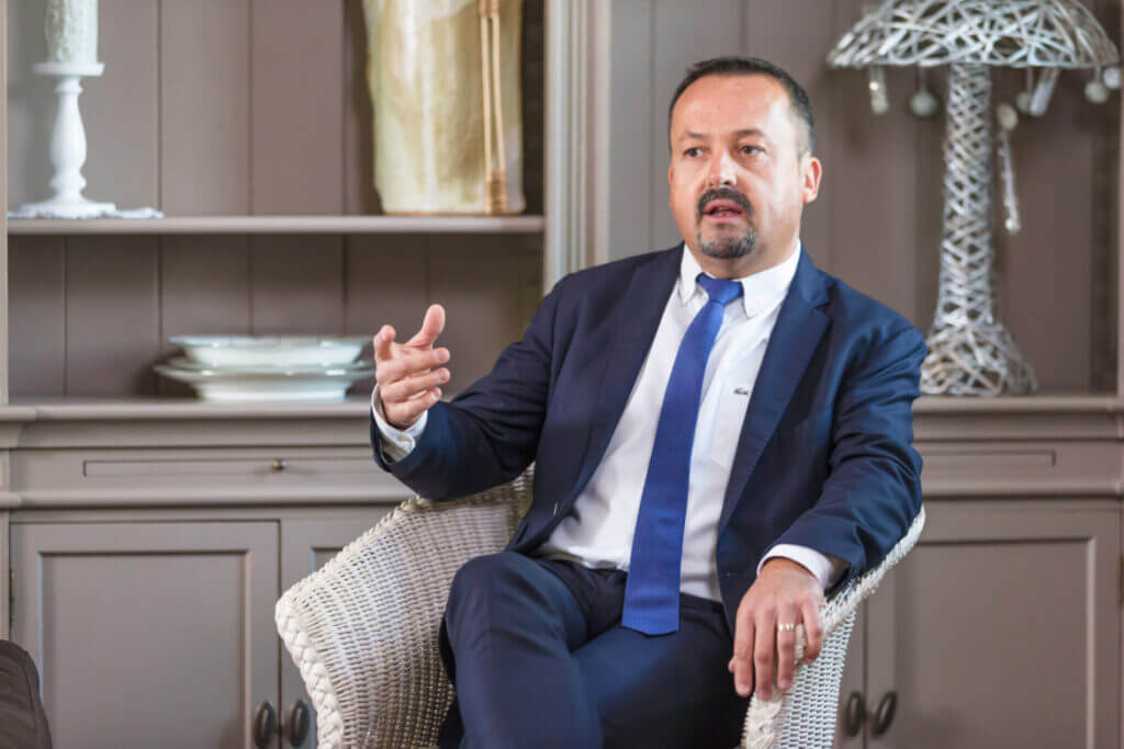 Qui est Yannick Neuder ?