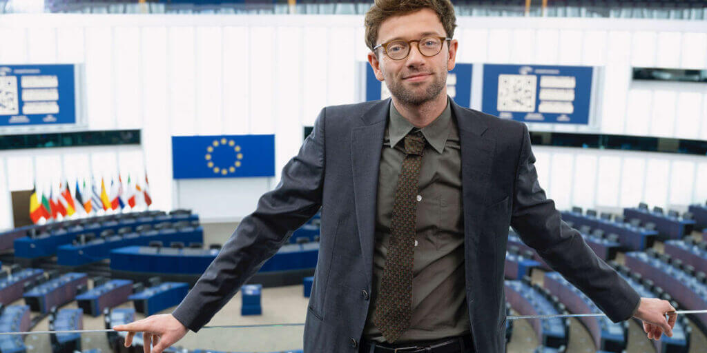 Parlement en campagne : boost électoral pour les européennes via une série populaire