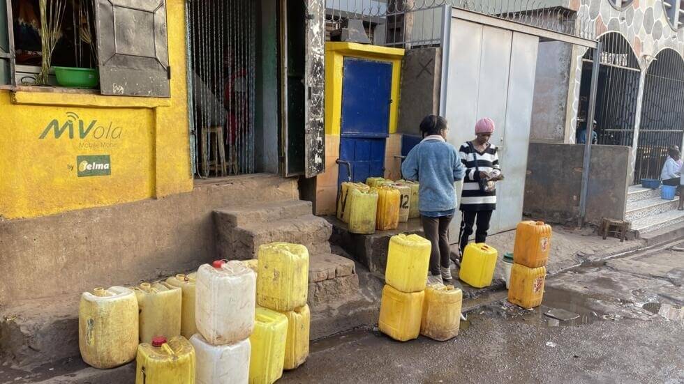 Coupures d’eau récurrentes à Antananarivo : un budget de 7 000 à 10 000 Ar par jour pour la corvée d’eau