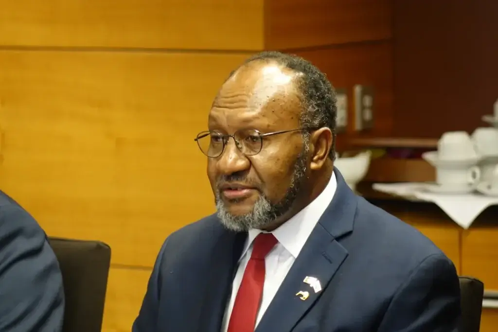 Qui est Charlot Salwai ?