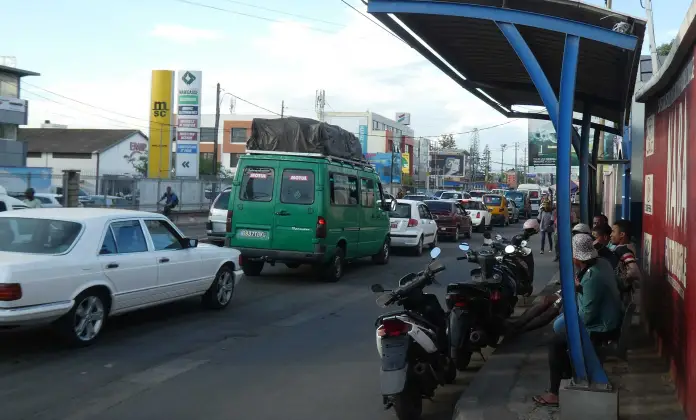 Problématique des taxis-motos à Antananarivo: squat des abribus et sécurité
