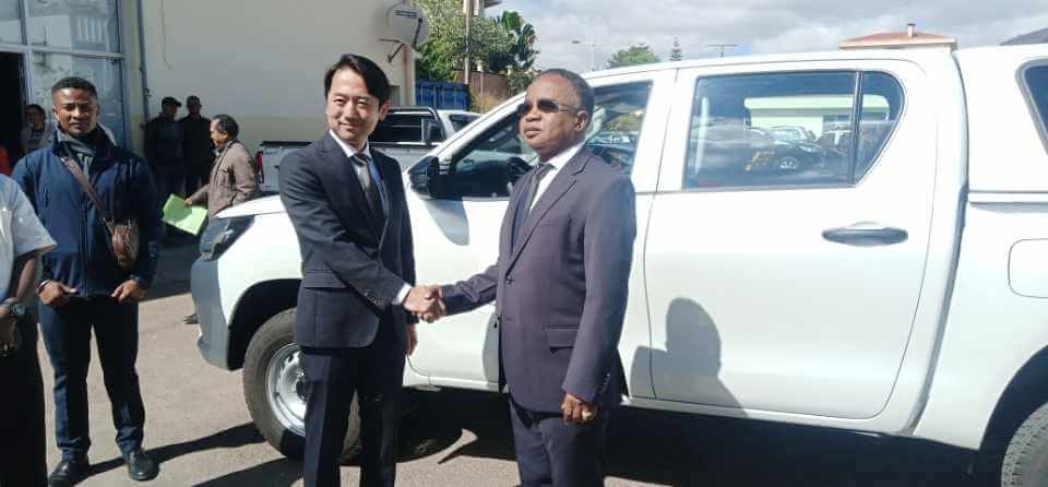 Coopération japonaise : remise de véhicules pour soutenir la CENI