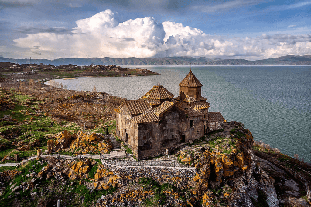 Hayravank : un voyage à travers l’histoire et la nature au lac Sevan