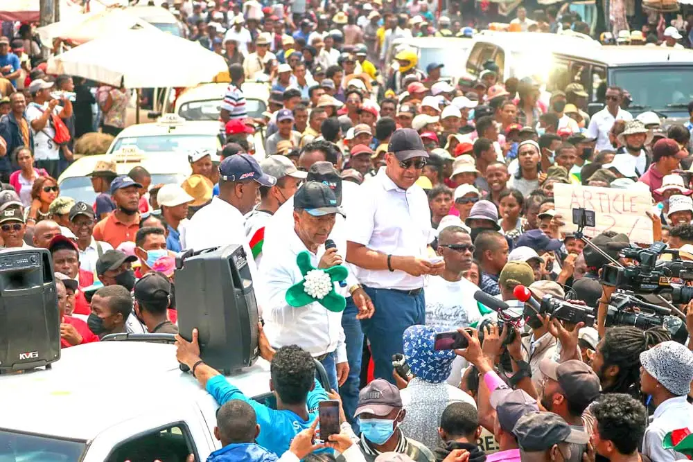 Candidats unis incitent syndicats et fonctionnaires à protester