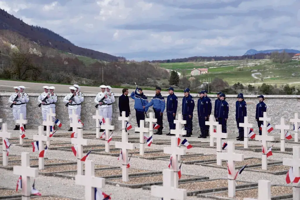 Emmanuel Macron rend hommage au maquis du Vercors et dénonce les crimes de la milice
