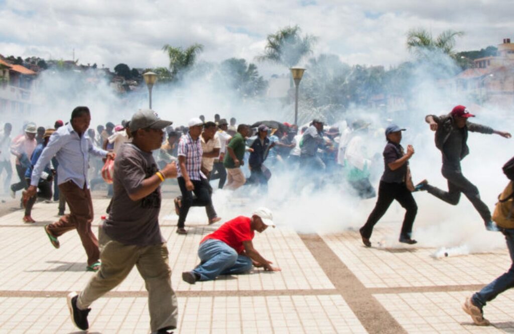 Tensions et violence à Mahamasina: arrestation d’un député et blessures civiles provoquent l’outrage