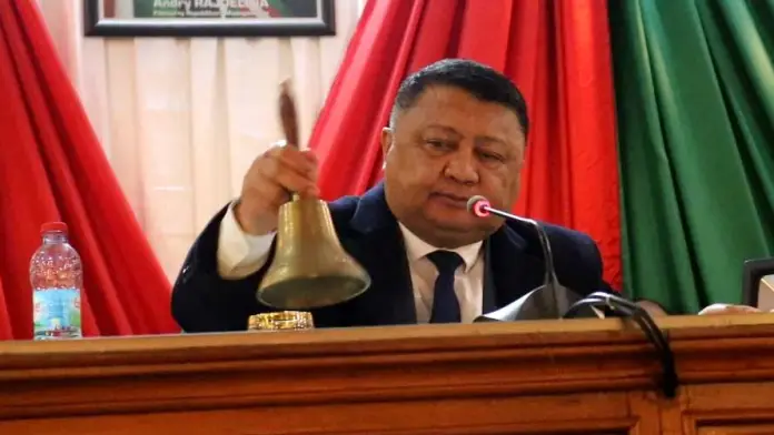 L’échiquier politique secoué : la destitution du président du Sénat à Madagascar