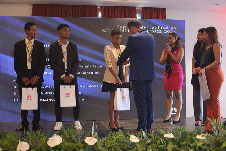 Trois étudiants malgaches en finale de la Huawei ICT Competition 2023 ...