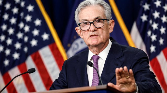 La Fed prévoit des baisses de taux en 2024 : répercussions économiques