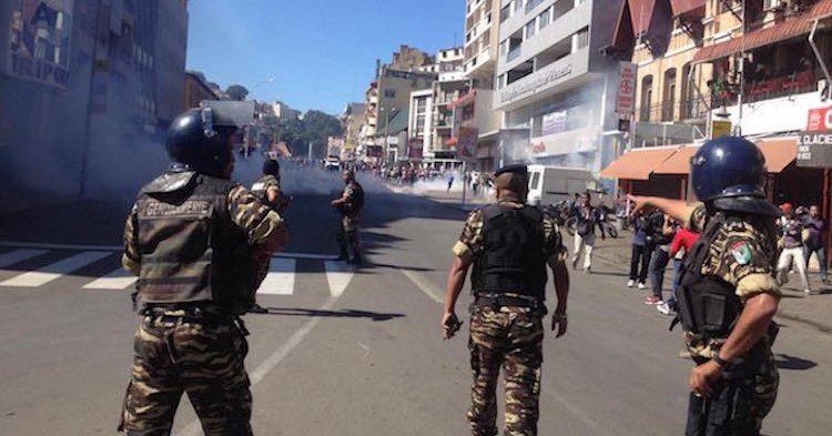 Tension politique à Antanimena : le débat sur l’urgence démocratique