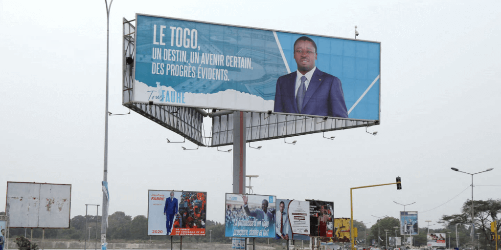 Une reprogrammation attendue dans un climat de controverse