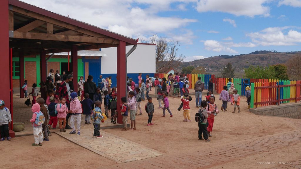 Association caritative apporte de la joie aux élèves avec une aire de jeux et des cadeaux