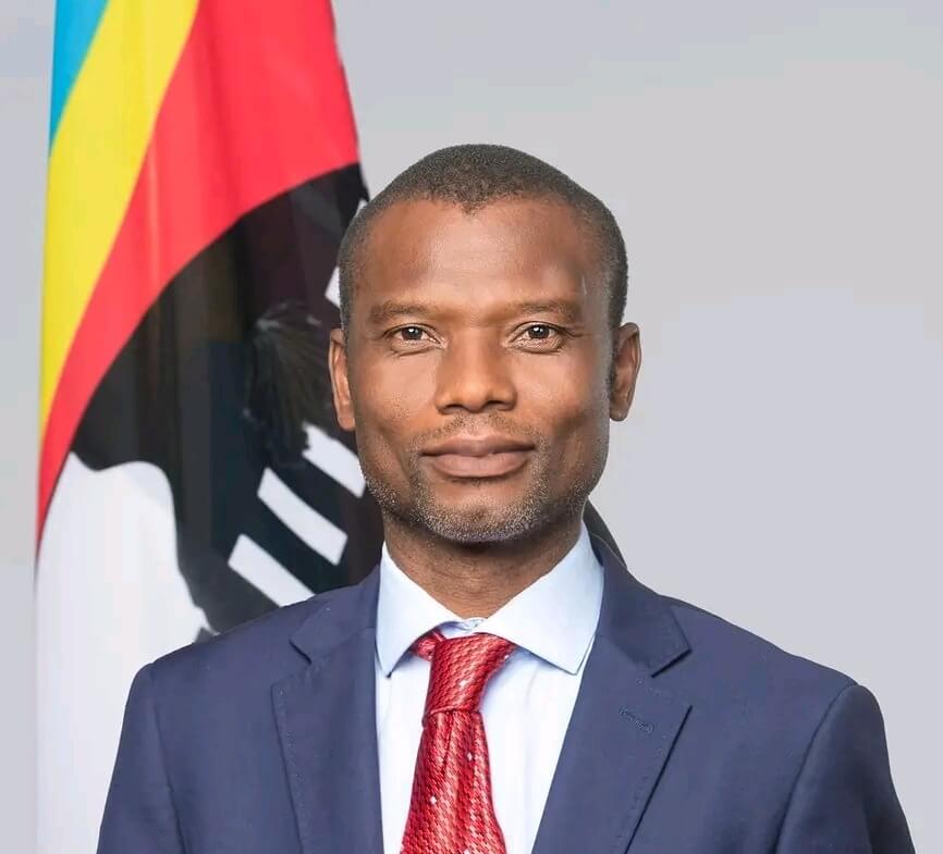 Qui est Apollo Maphalala ?