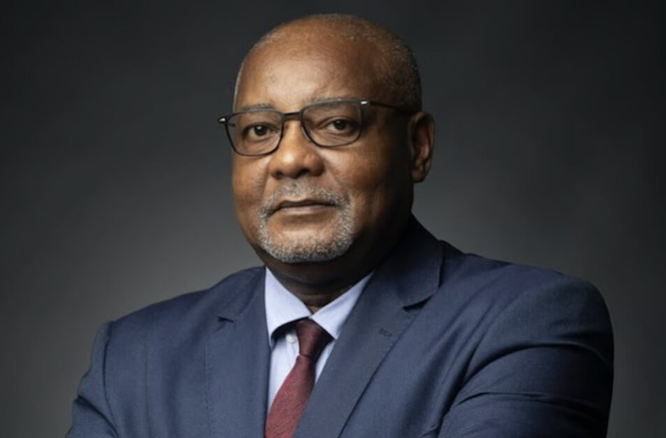 Qui est Séraphin Akure-Davain ?